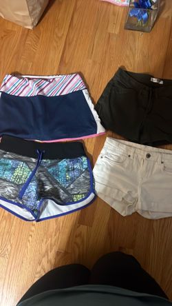 Lot of 4 women’s shorts size 25/26   Xs/s