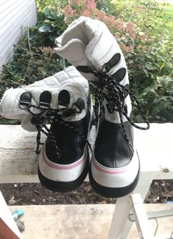 Girls size 5 boots. Brand totes. Barely worn