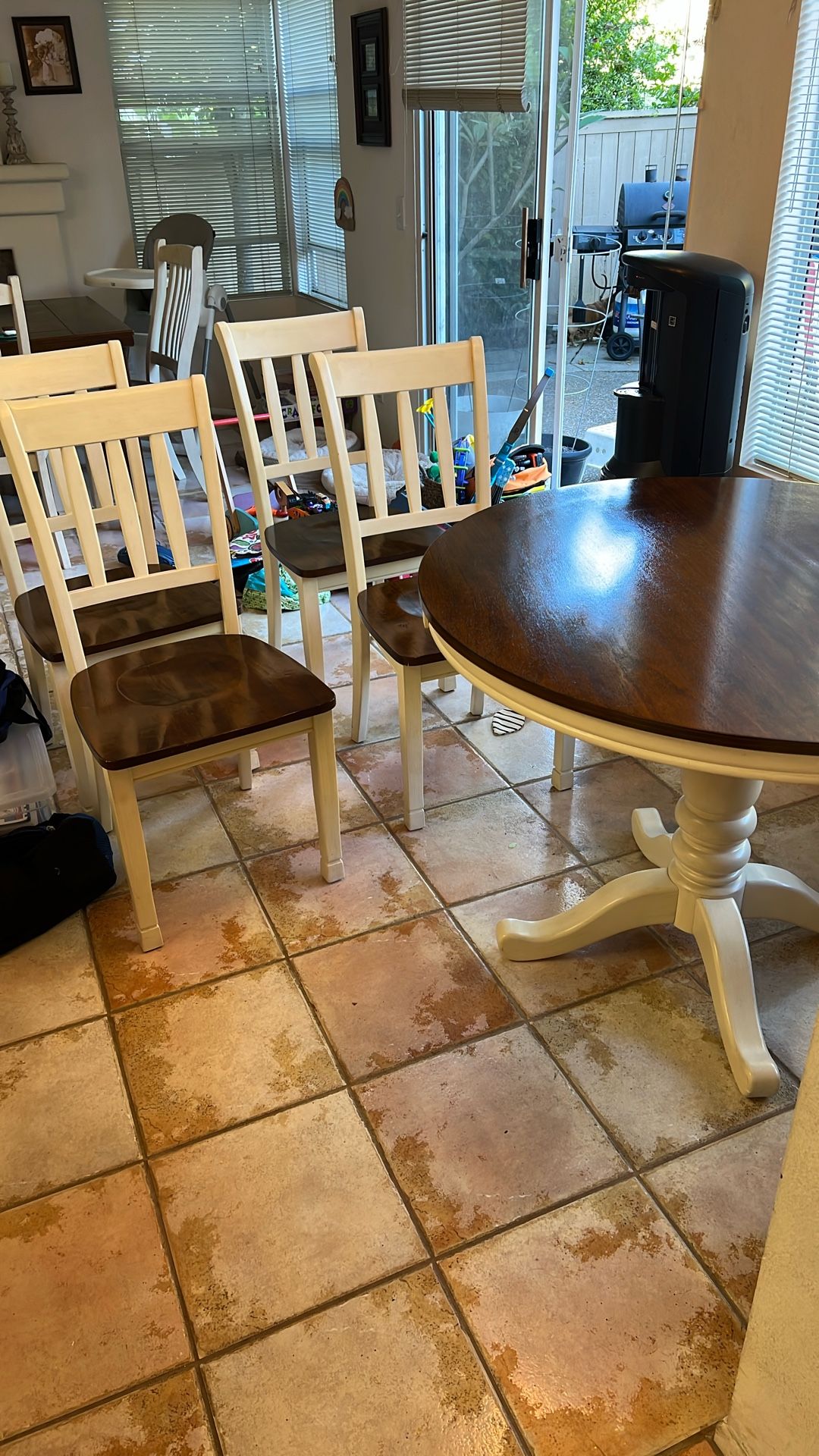 Signature Design by Ashley Whitesburg round Dining Room Table