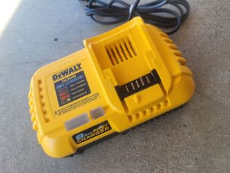 Dewalt 20v 8amp Fast Charger... FIRM PRICE_PRECIO FIJO $65 USADO_USED