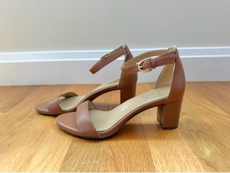 Like new Naturalizer Vera dress heels in caramel, size 4.5