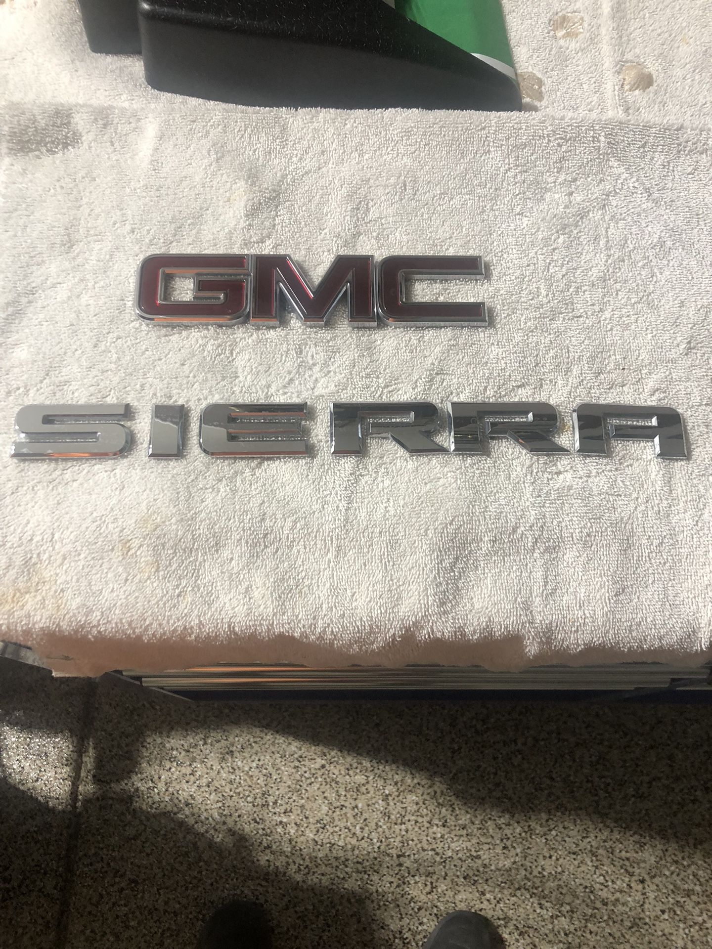 Tailgate Emblems, GMC SIERRA LSE