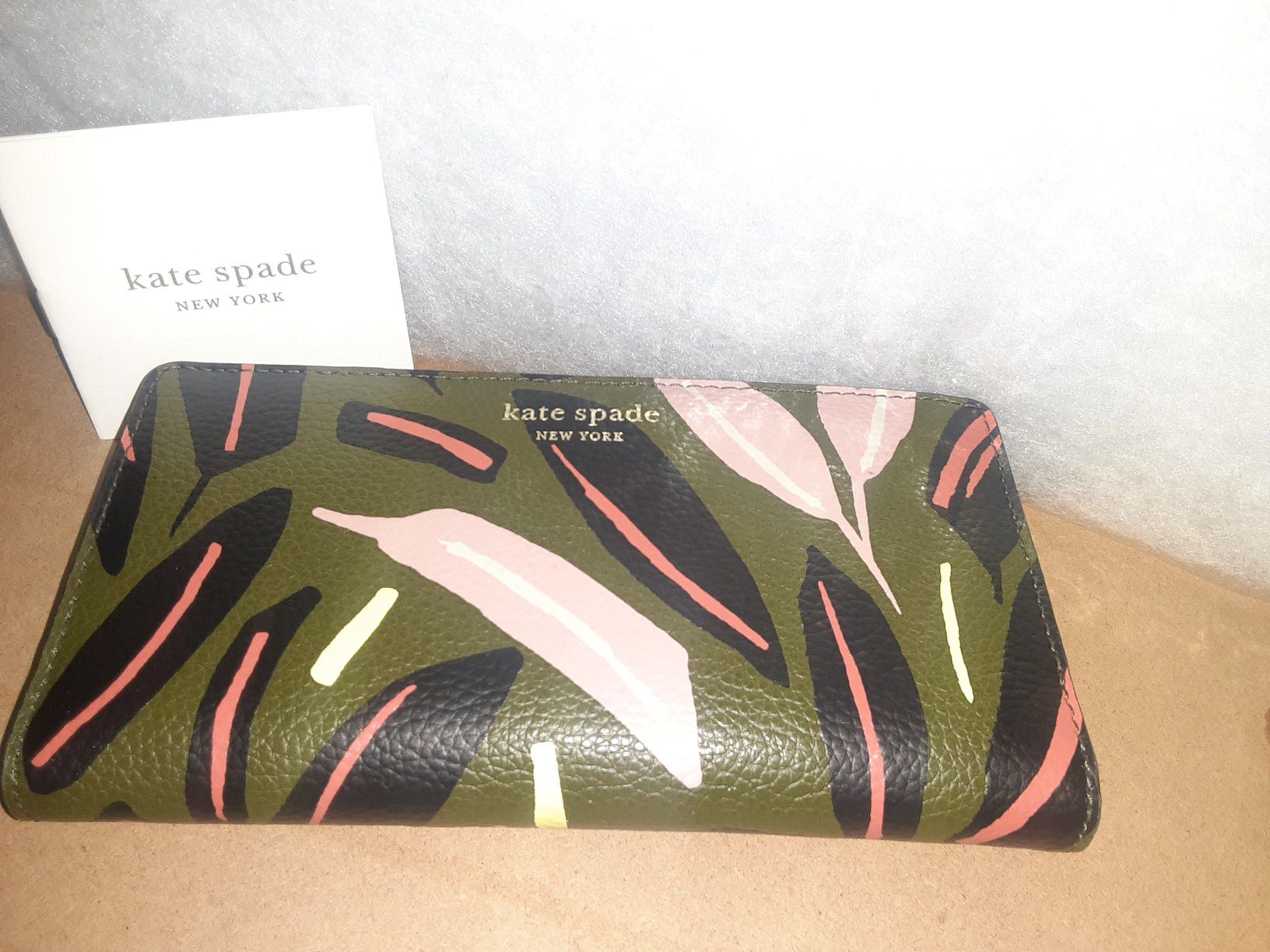 Kate Spade New York women's wallet. Brand new. Perfect condition