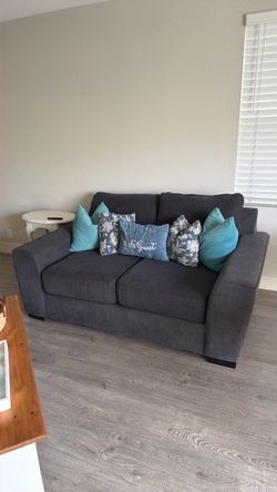 Free couch - blur