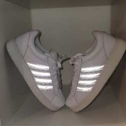 City Sneaks 3121 OX 4 STRIPE white shoes in a size 7. 