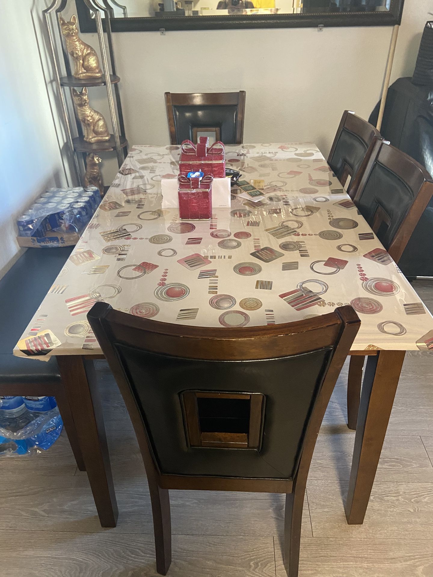 Mesa De 4 Sillas Y Una Banca