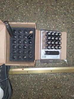Chevy Silverado, lug nuts.\nRims
