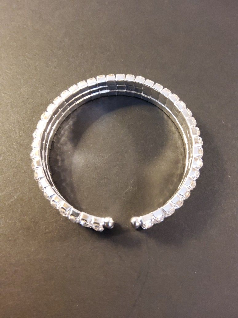 New Diamond Like Bracelet  .     Size  . Fits most  .
