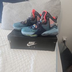 LEBRON XIX-NIKE, SIZE 11