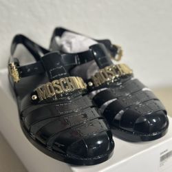 RUBBER SANDALS WITH GOLD PLATED LETTERING LOGO ON THE FRONT.