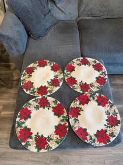 Round Poinsettia placemats- 4 count- NWT