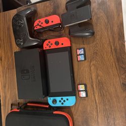 Switch with 4 controllers 4 games and case