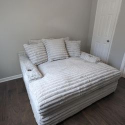 Comfy Lounger with Cup holder & Phone Chargers