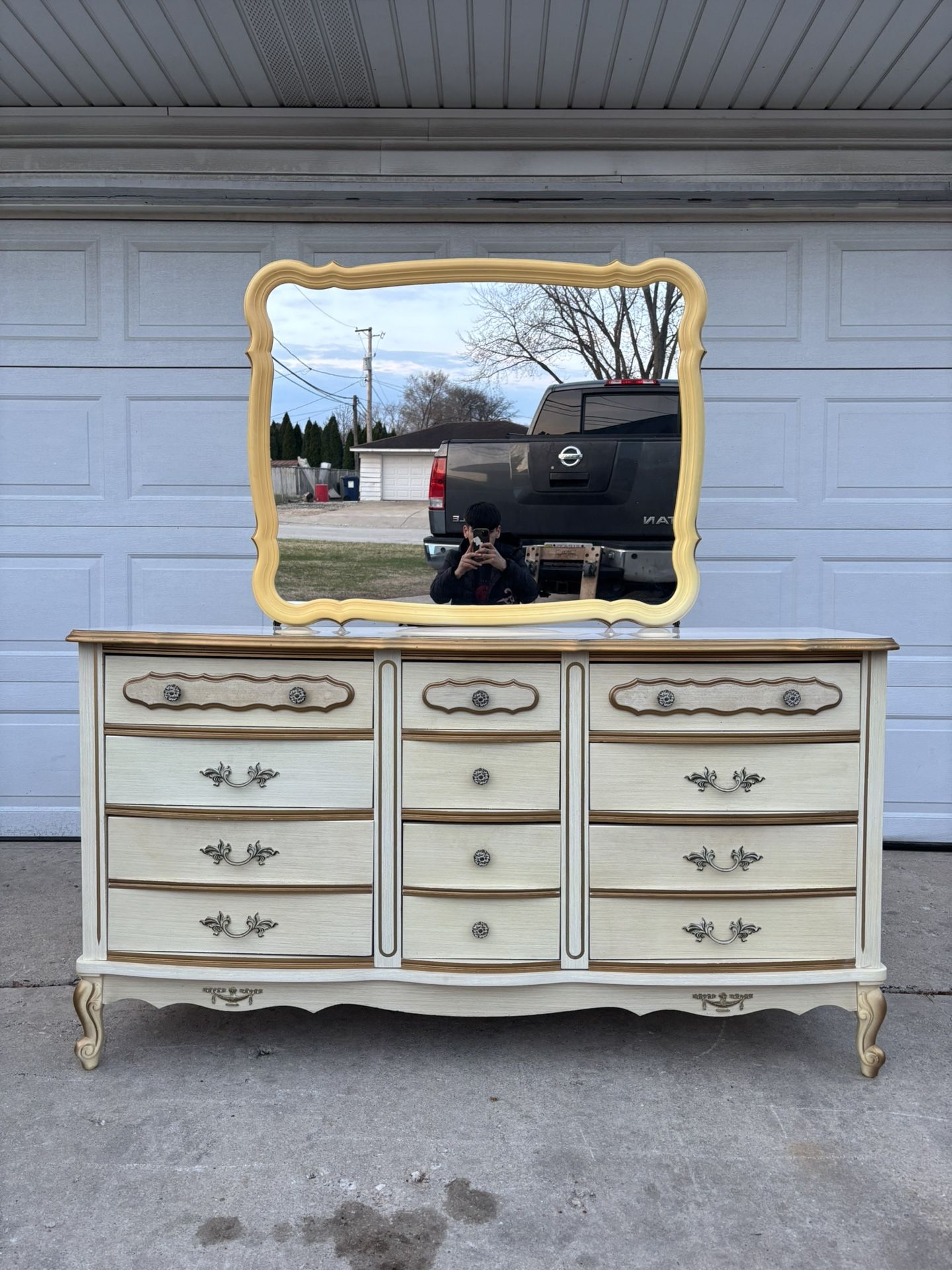 ‼️RARE FRENCH PROVINCIAL 9 DRAWER DRESSER WITH MIRROR‼️FOR SALE 300$ OR BEST OFFER‼️