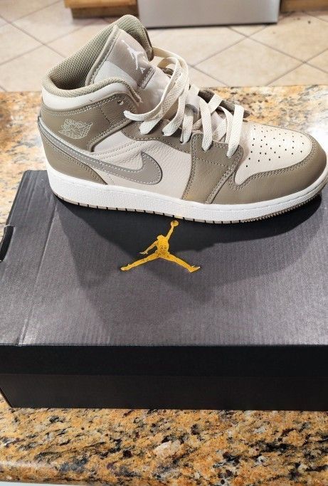 Air Jordan 1 MID BG NEW