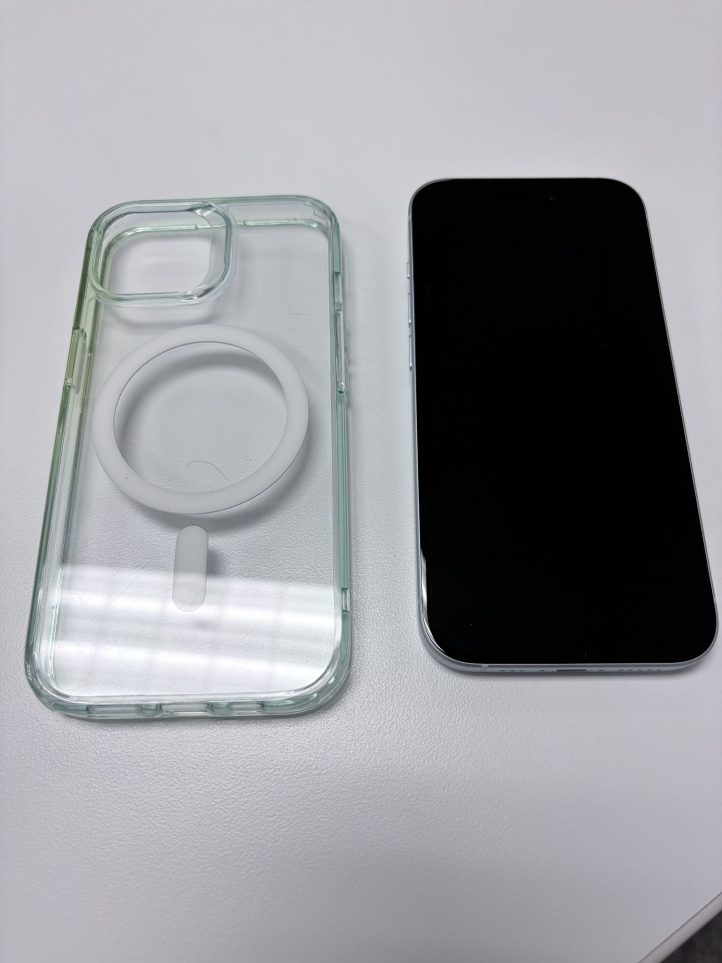 iPhone 15 - AT&T 128GB + Case