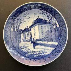 Royal Copenhagen 1975 The Queen’s Christmas Residence / Marseusburg Slot, 7.5” REPAIRED