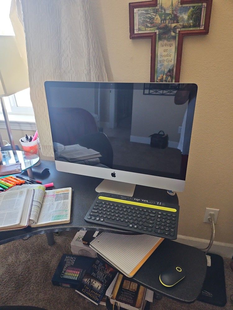 2012 Apple Computer Runs Good ,wireless Key Board,and Mouse Used $$200