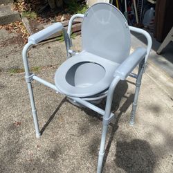 🚽 Brand New Bedside Commode Chair – Adjustable Height | Never Used 💪