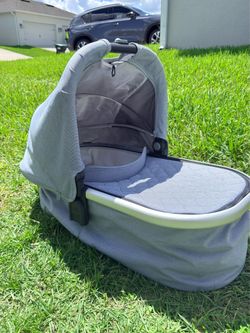UPPAbaby Bassinet / Carrycot (Bassinet for Vista, Cruz, and Ridge strollers — light gray/light blue mesh)
