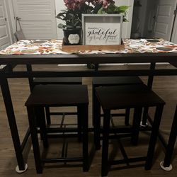 Large Island Table With Stools 