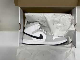 Jordan 1 Mid”LIGHT SMOKE GREY” In MENS Size 10/womens 11.5