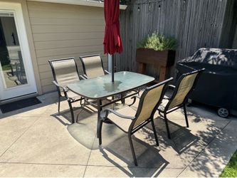 Outdoor Patio furniture - table + 4 chairs + umbrella w holder