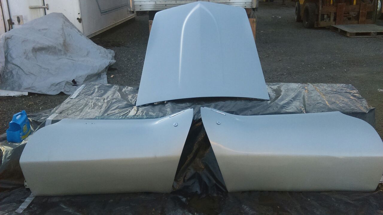 Original 1969 Corvette / D.S and P.S. doors / Hood ( 8 /10 ) condition / original silver paint. Overall very good condition..
