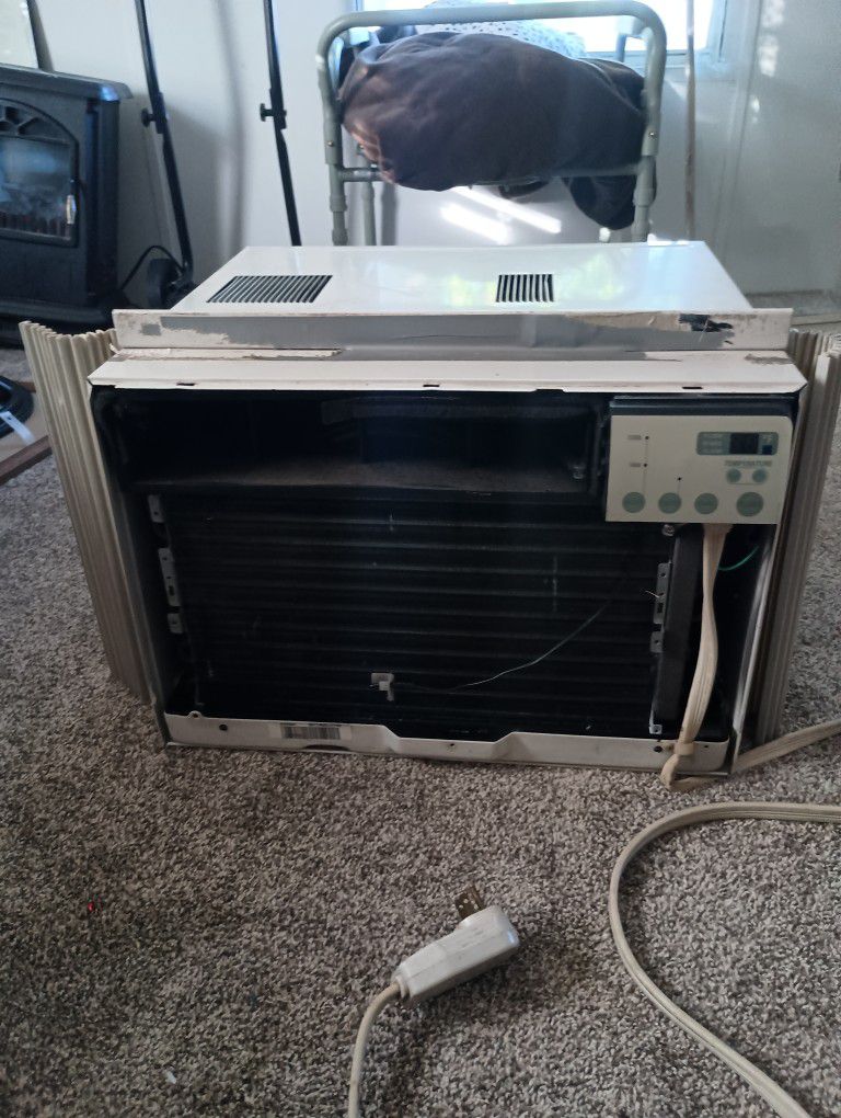 Old Betsy AC Unit Works Good