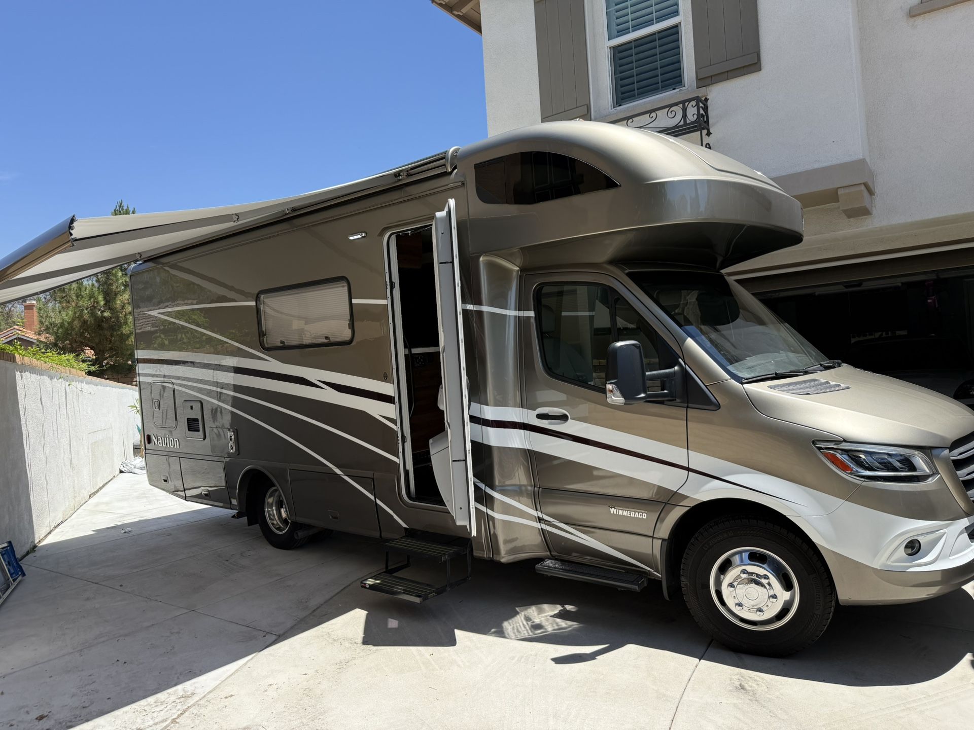 2022 Winnebago Navion 24D