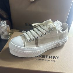 Burberry Women Shoes 