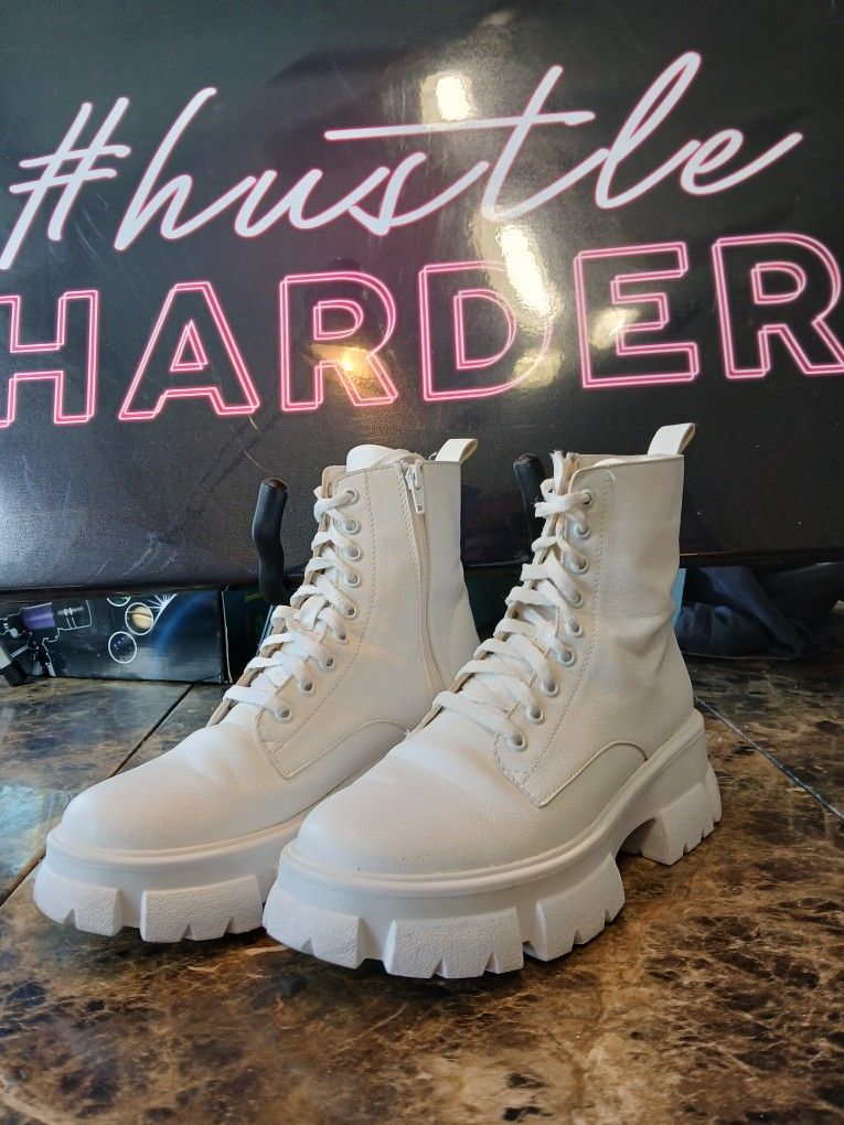 White Steve Madden Tanker P  Platform Combat & Lace-up Boots Size 9.5 Women Excellent condition 
The White Steve Madden Tanker P Platform Combat & La