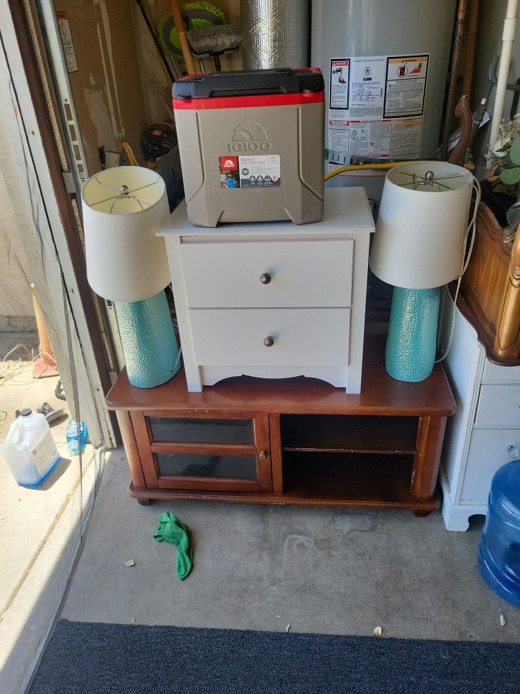 2 La.p One Side Table An A Tv Stand A.n Ice Chest