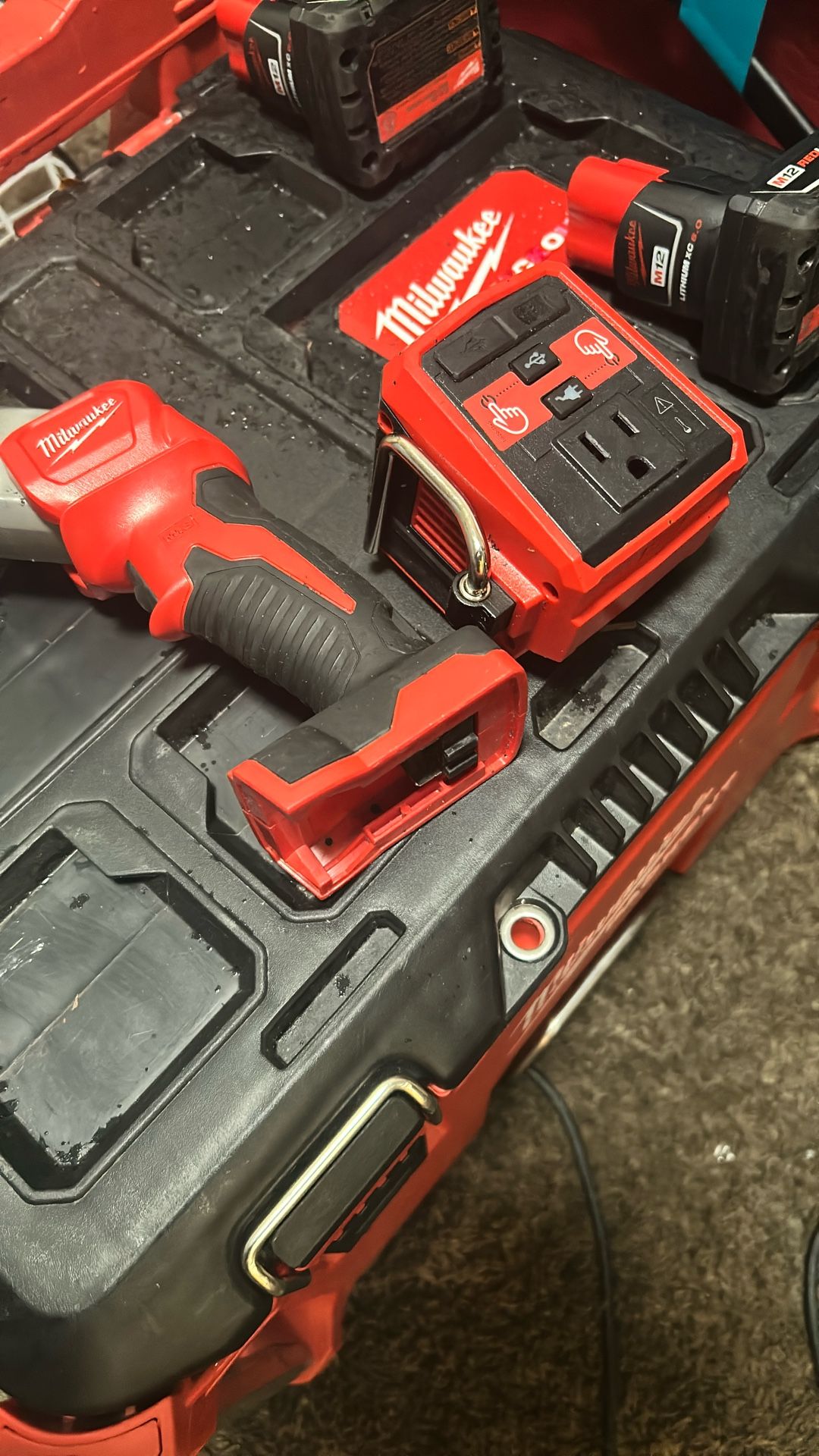 Milwaukee Pack out Box Flash Light And Top Off With Milwaukee M18 Batterie Xc 8 N Charger