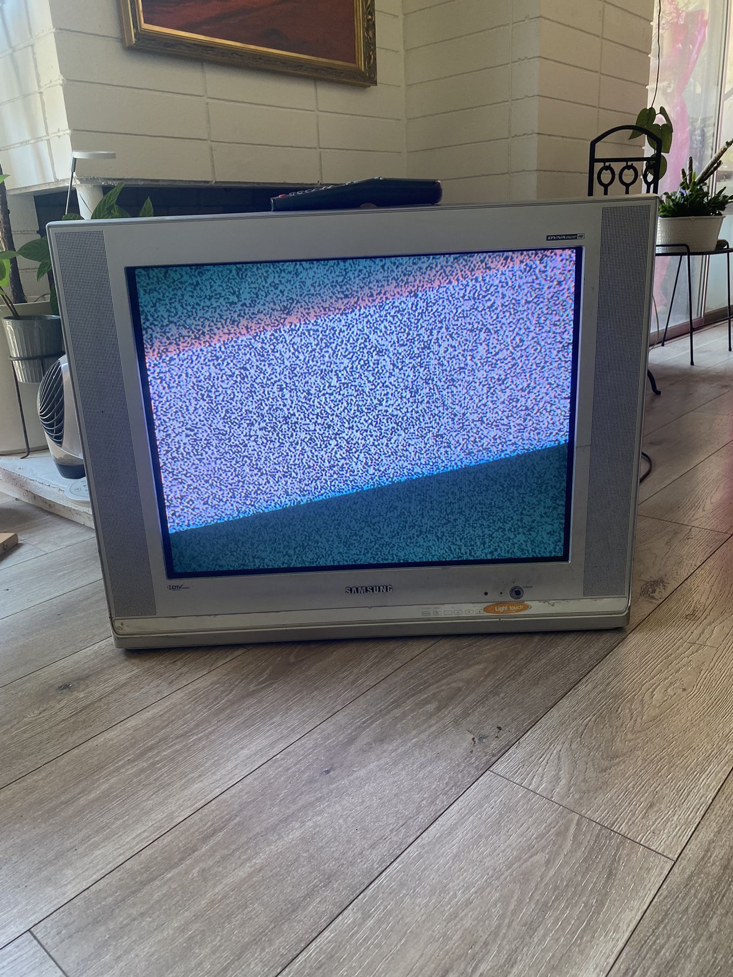 Samsung 27 inch HDTV with DynaFlat CRT screen Gaming Tv