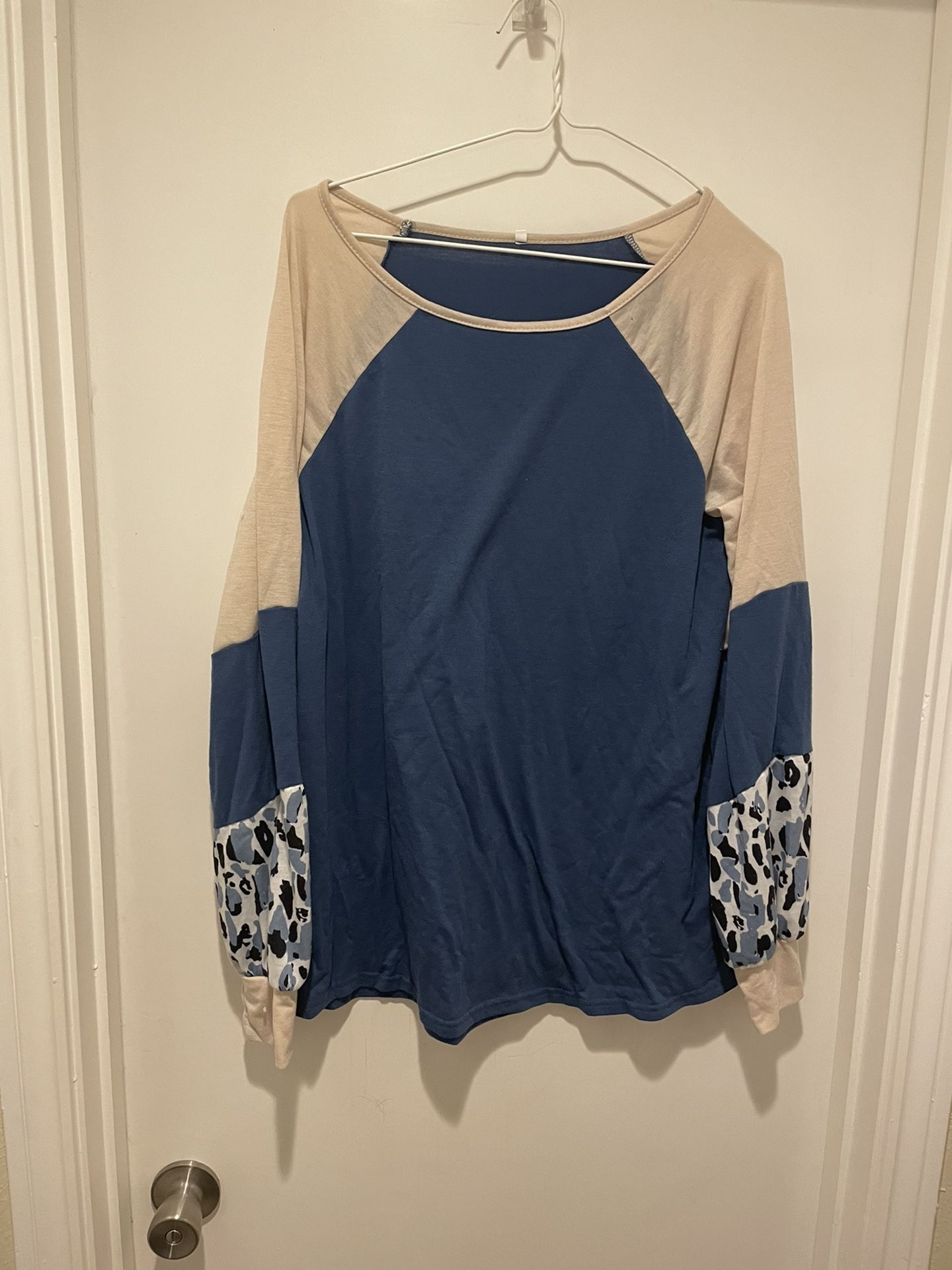 Blue & Beige Leopard Print Baseball Tee Size M