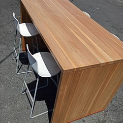 COUNTER HEIGHT TABLE AND 4 STOOLS 
