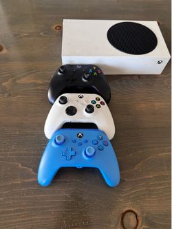 X Box S Series with 3 controllers
