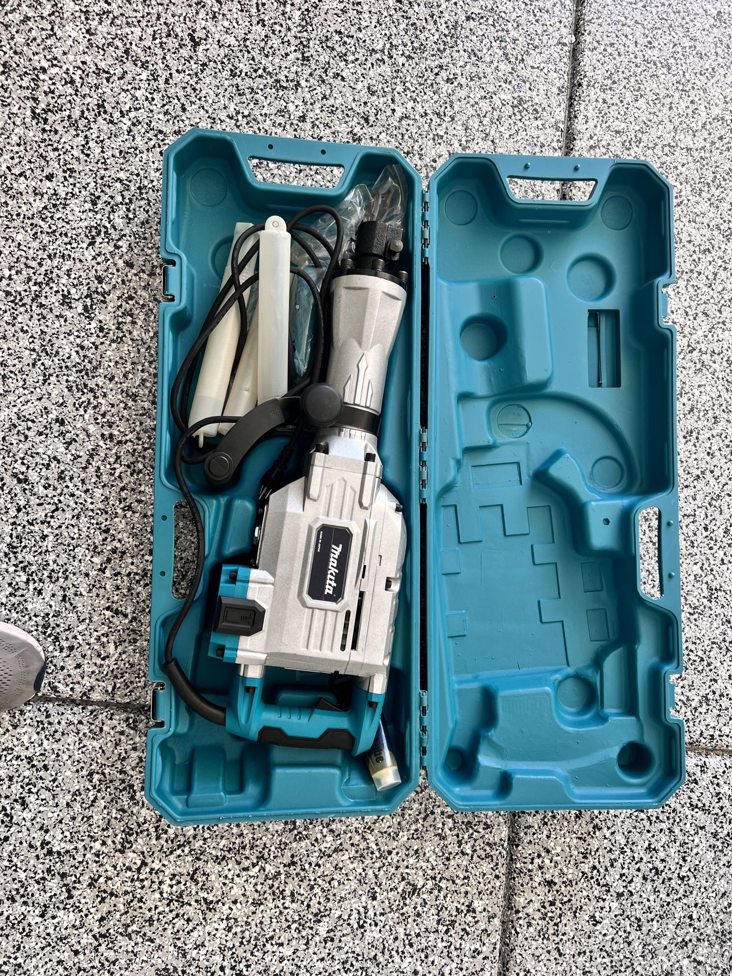 Makita HM1304B 35 Lb Demolition Hammer With Hard Case