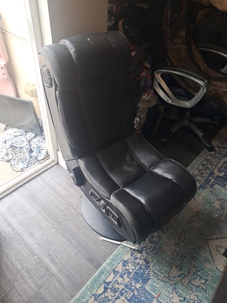 Nice Custom Gaming Chair. Has Built In Speakers And Rca Jack's So U Can Have A Real Gaming Experience