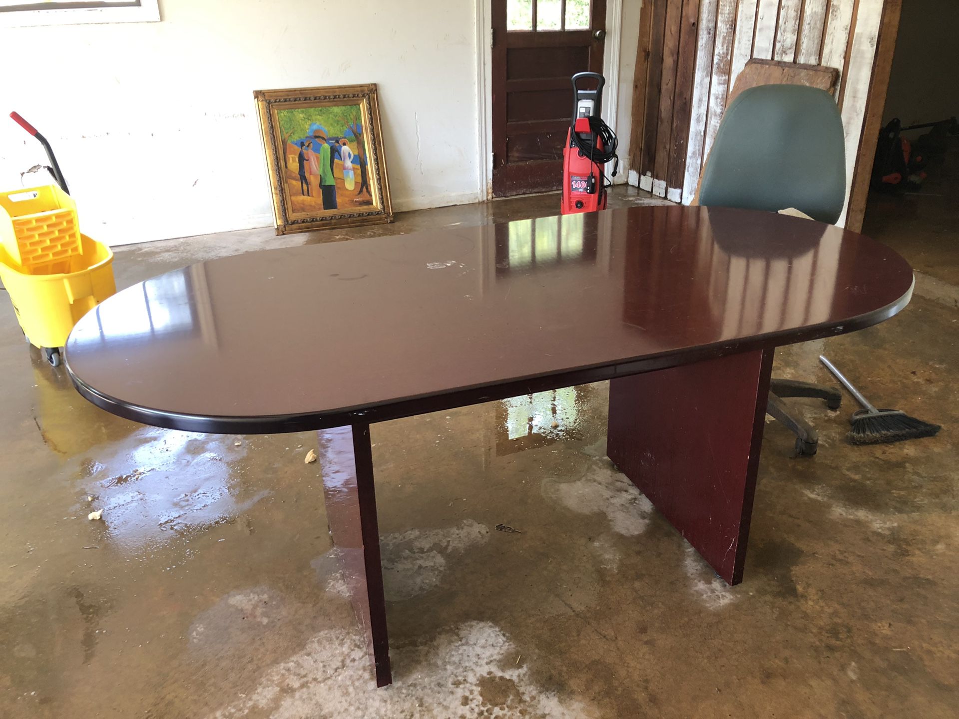 Office table good condition with leather chair