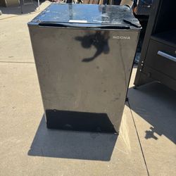 Insignia NS-CF26BK9 2.6 Cu. Ft. Mini Fridge