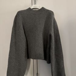 Khaite 100% cashmere sweater in size M