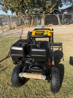DEWALT
4400 PSI 4.0 GPM Gas Pressure Washer with 420cc Engine, Triplex Pump, Commercial Cold Water Power Washer