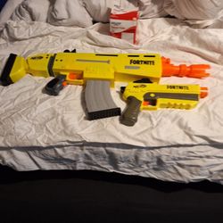 

Fortnite AR-L Scar Elite And pistol.