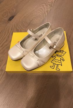 Girls size 1 dress shoe - white/pearl color