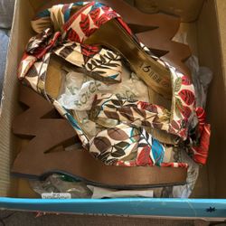 Rogue Size 6.5 Zigzag Heel Sandals / Zapato Con Tacón Zigzag 