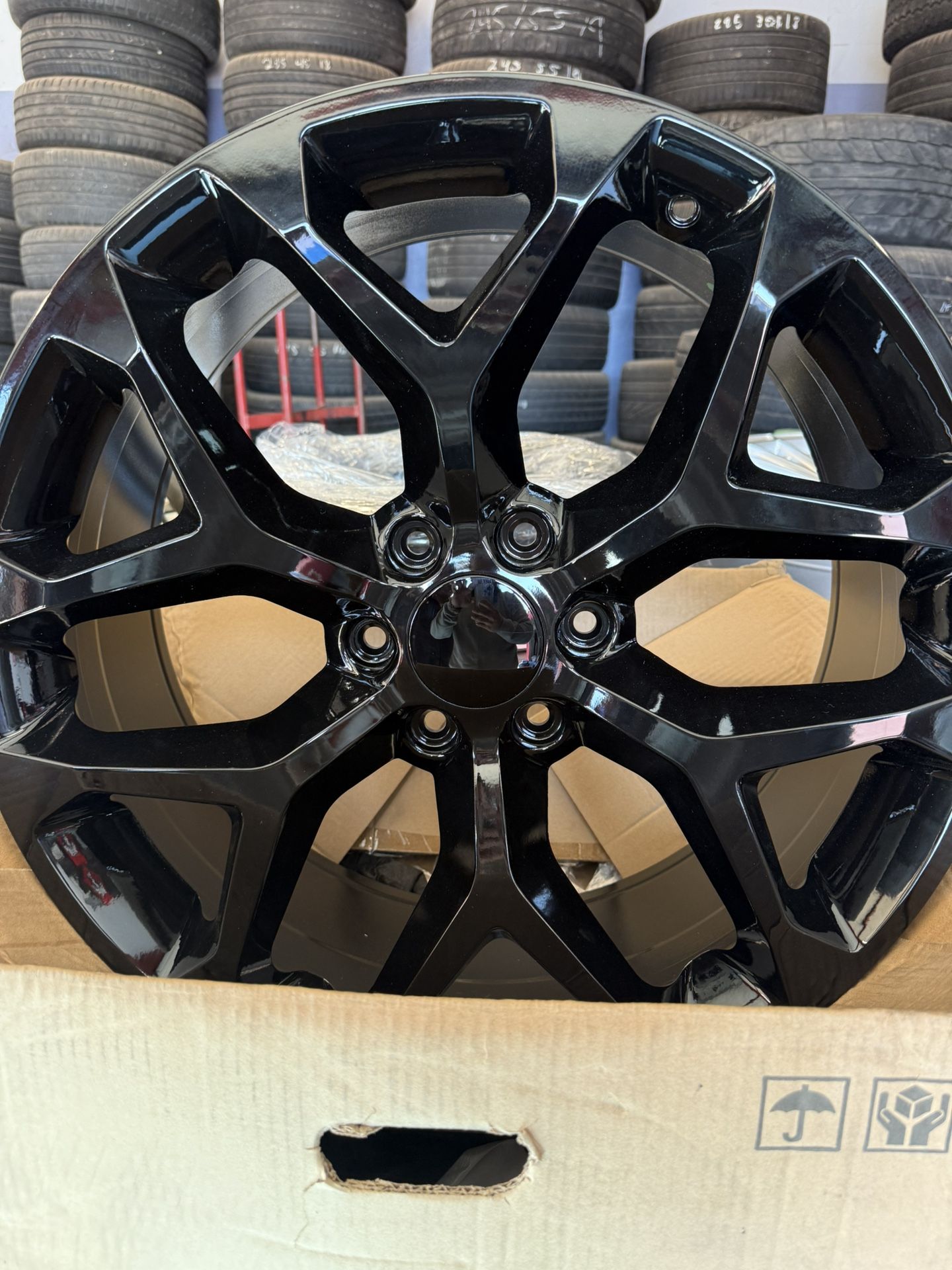 22 Inch Gloss Black Snowflakes