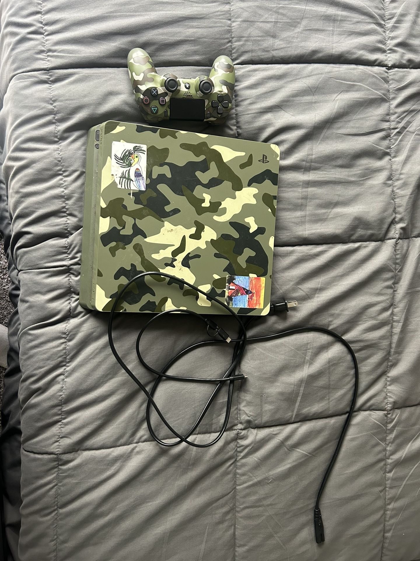 Camo PS4 Slim 1TB w Controller