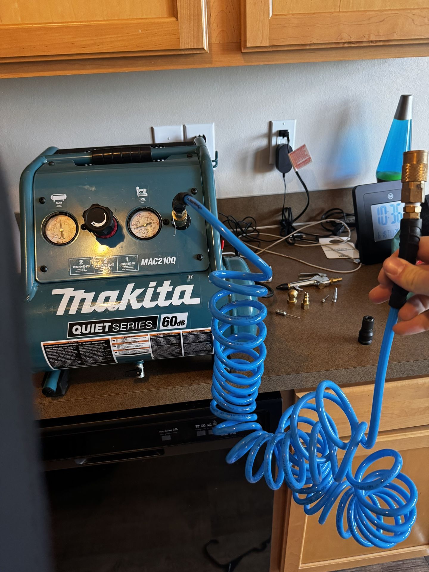 Makita Air Compressor - 2 Gallon (With Accessories)